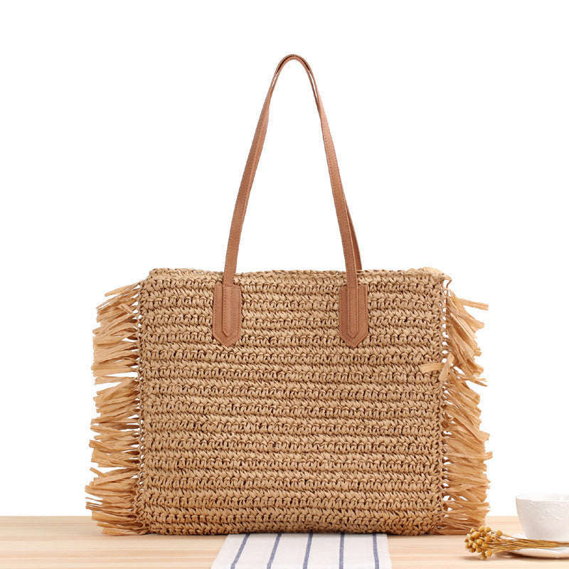 Beach bag with fringed design made of natural woven material Bowlift
