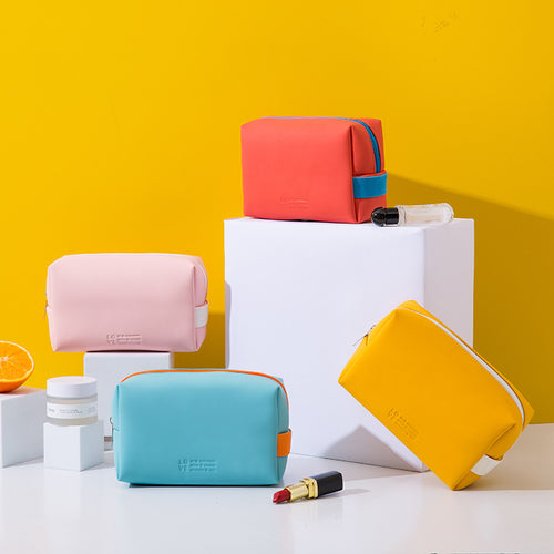 Women’s Cosmetic Pouch with Practical Zipper Bowlift