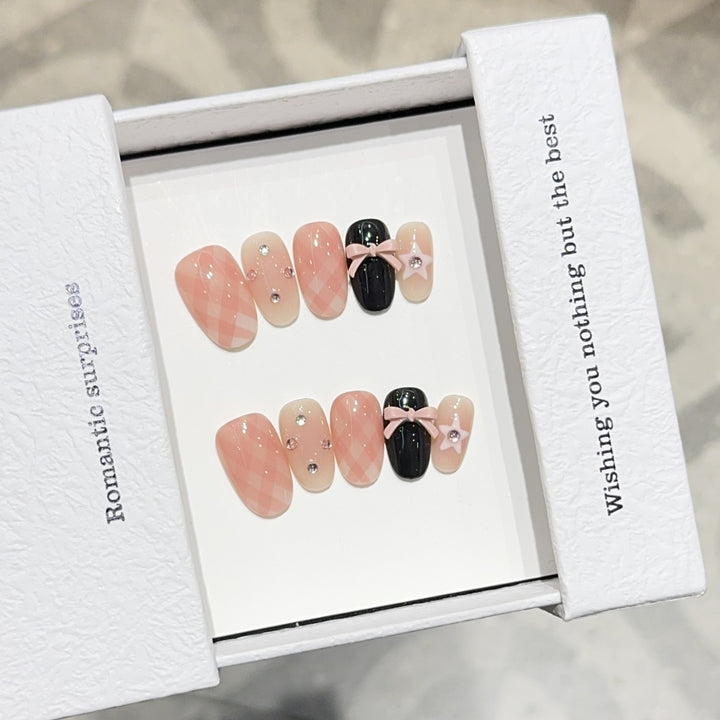 Artificial nails with romantic design and glitter details Bowlift