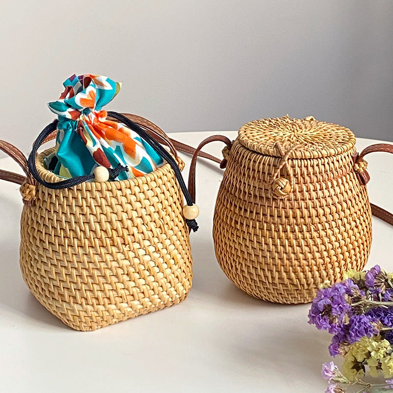 Handwoven basket with leather handle Bowlift