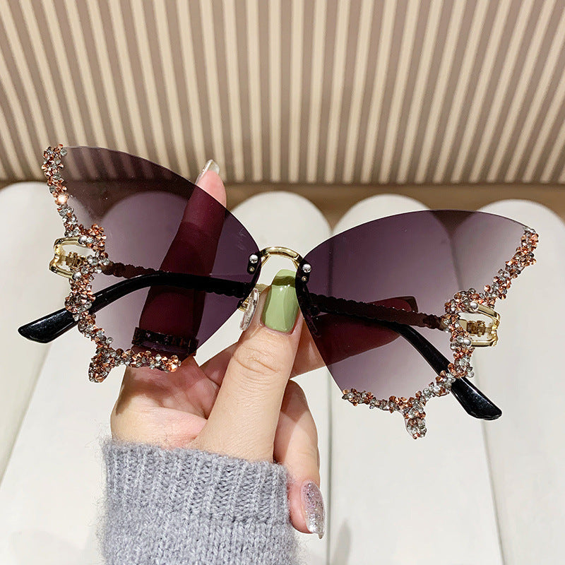 Ladies extravagant Cat-Eye sunglasses with dazzling rhinestone embellishments Bowlift