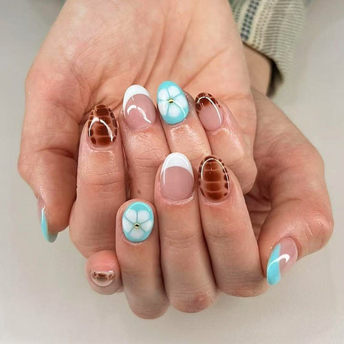 Artificial nail art with floral and geometric elements Bowlift