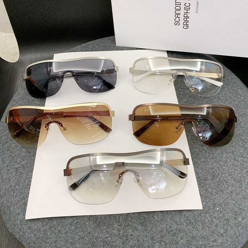 Women's sporty sunglasses in futuristic design with large field of view Bowlift