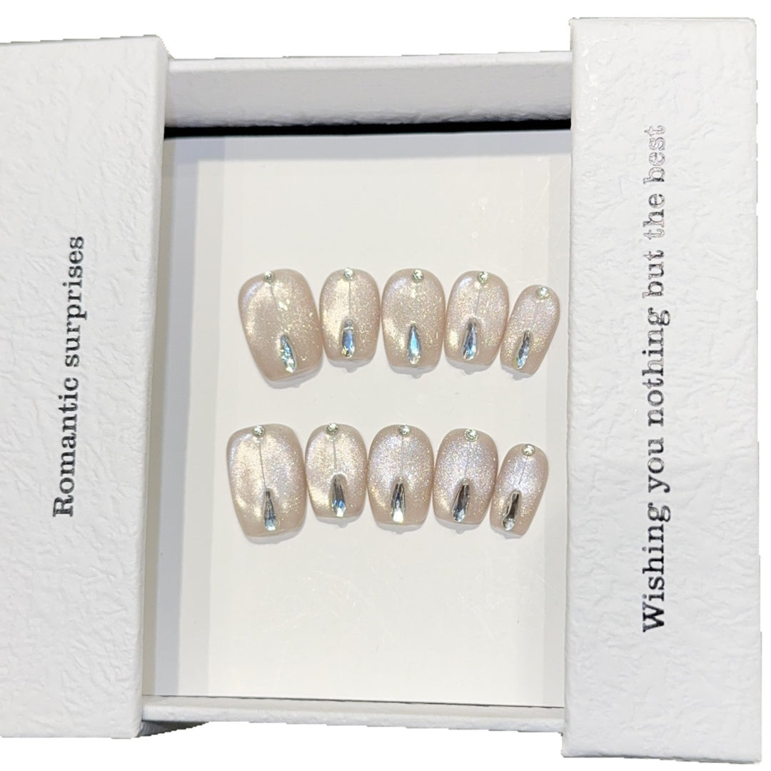 Artificial nails with elegant glamour design Bowlift