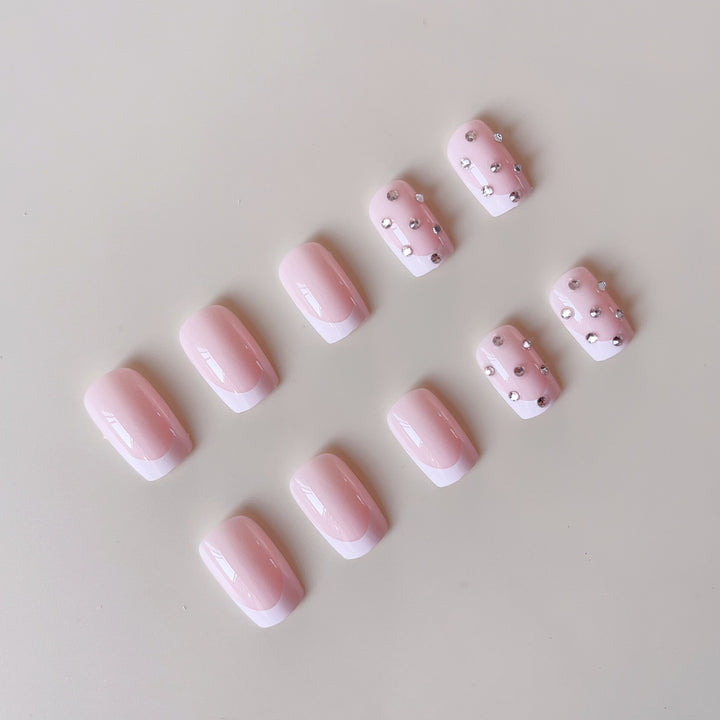 Artificial nail set with elegant rhinestones and French tip decorations Bowlift