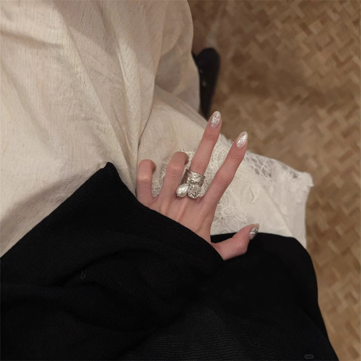 Artificial nails with decorative accents Bowlift