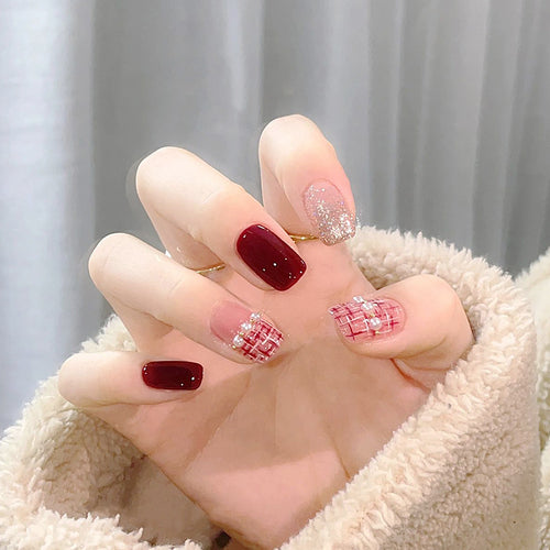Artificial nail set with glamorous glitter and textural accents Bowlift
