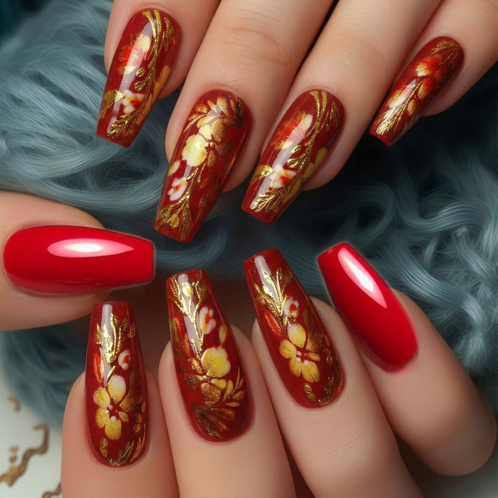 Artful nail tips in an elegant flower pattern Bowlift