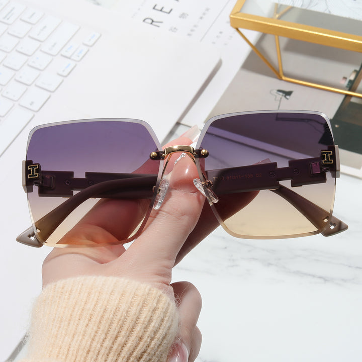 Women's oversized square sunglasses with stylish accents Bowlift