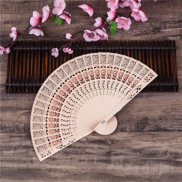 Women's handcrafted fan Bowlift