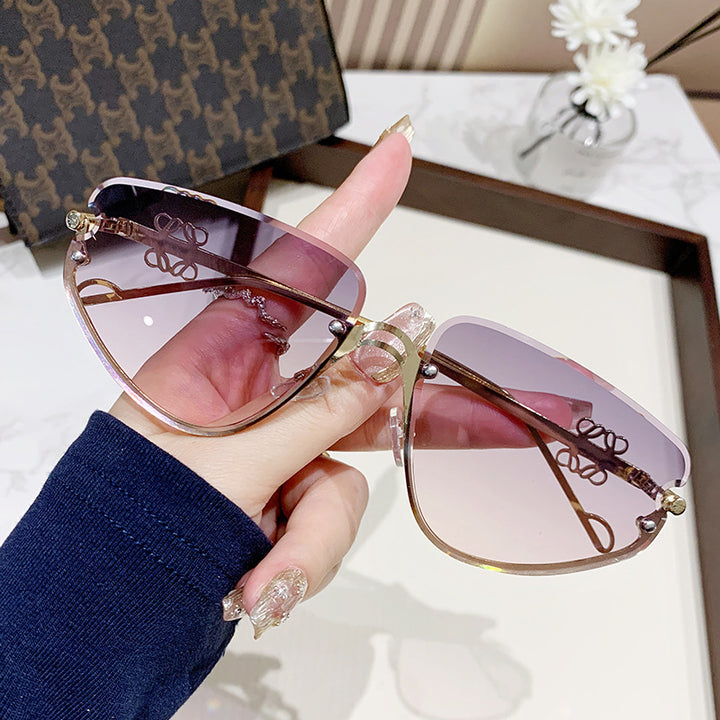 Ladies extravagant sunglasses with modern, geometric frame Bowlift