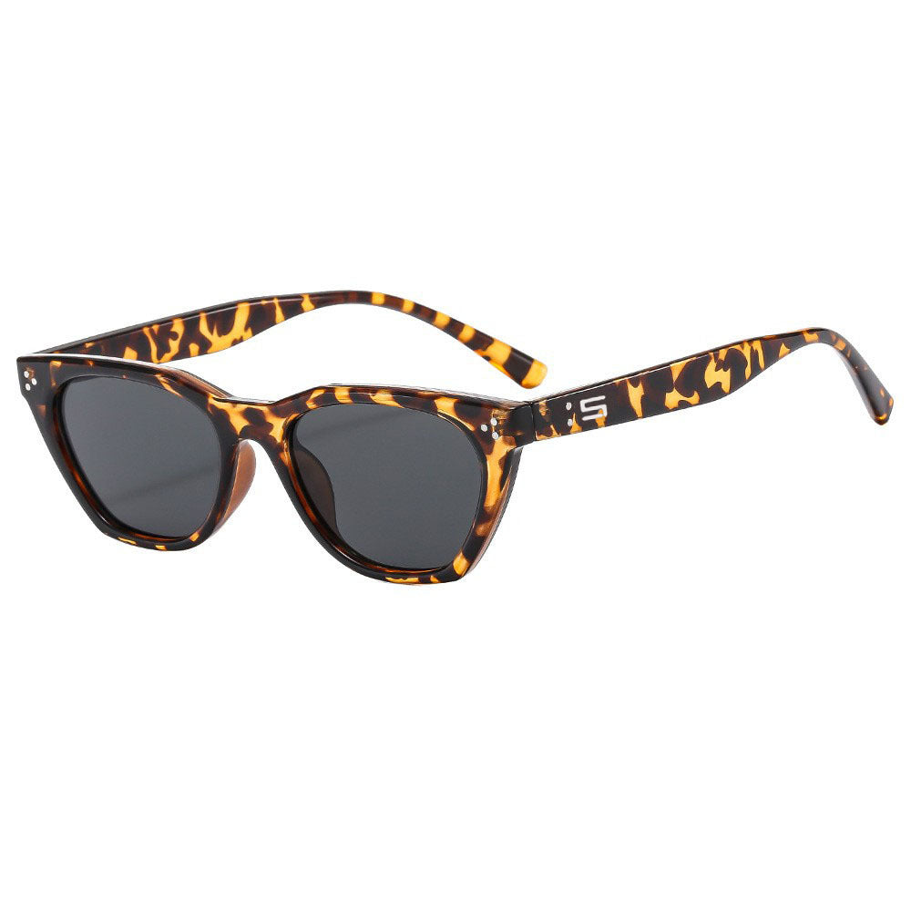 Women Retro-inspired Sunglasses with Distinctive Frame Bowlift
