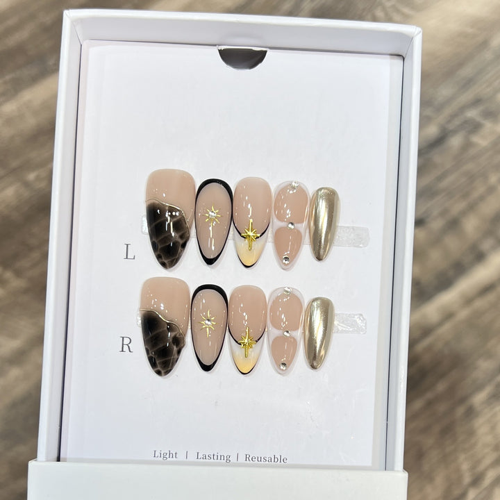 Reusable Stiletto Nail Art Set with Star and Gold Accents Bowlift
