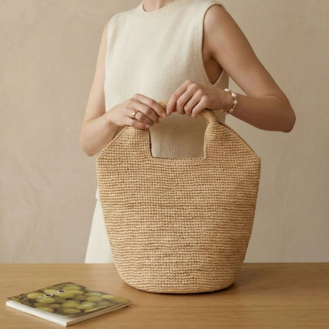Beach bag made of natural raffia with practical handles Bowlift
