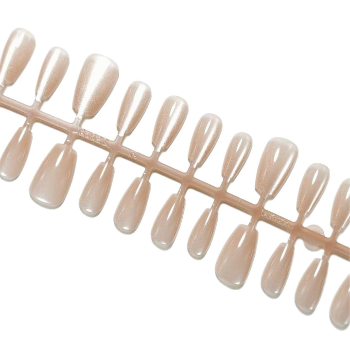 Artificial nails in the elegant nail art set Bowlift