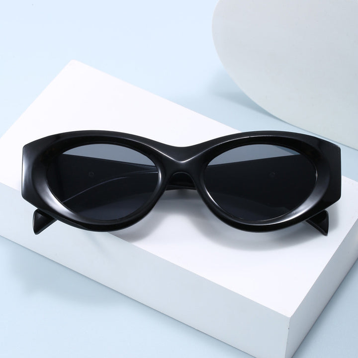 Women's sunglasses in modern retro style Bowlift