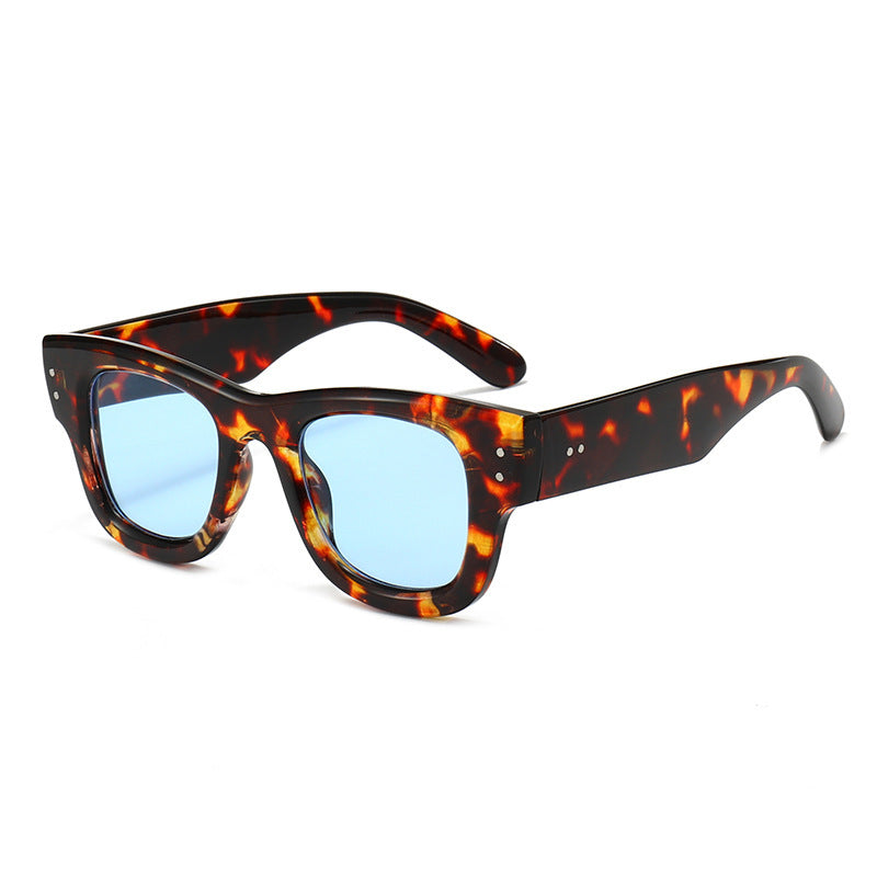Retro-Influenced Bold Frame Sunglasses Bowlift