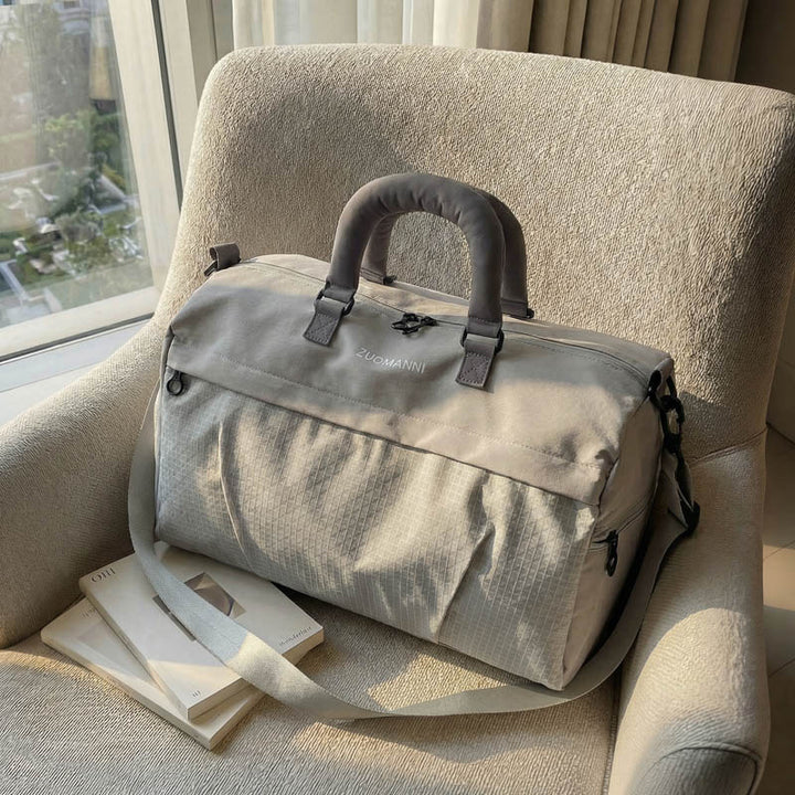 Sporty travel bag with padded carrying system and multiple compartments Bowlift