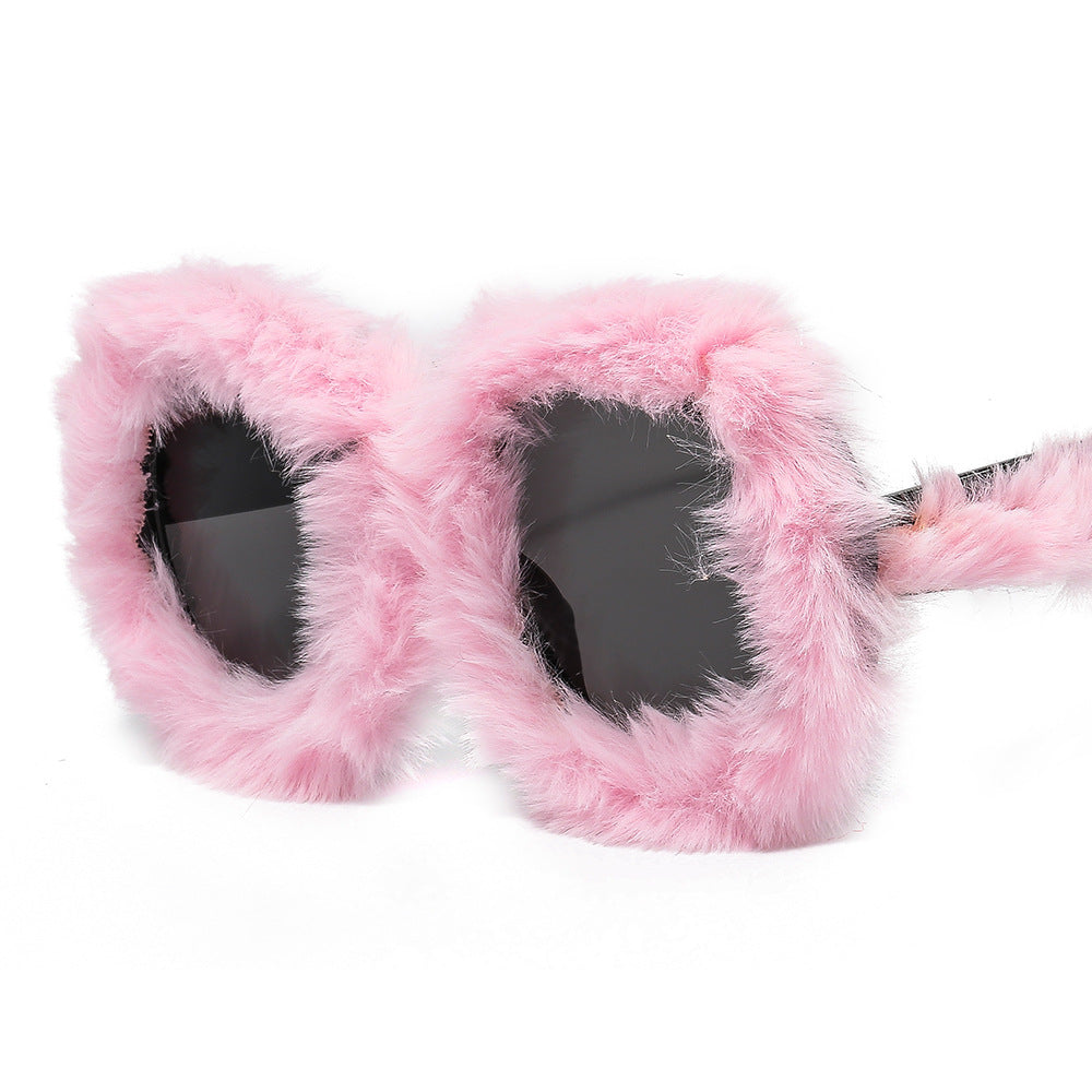Ladies eye-catching oversized sunglasses with a unique fur touch Bowlift