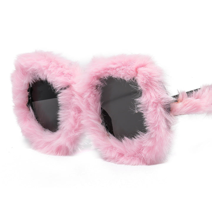 Ladies eye-catching oversized sunglasses with a unique fur touch Bowlift