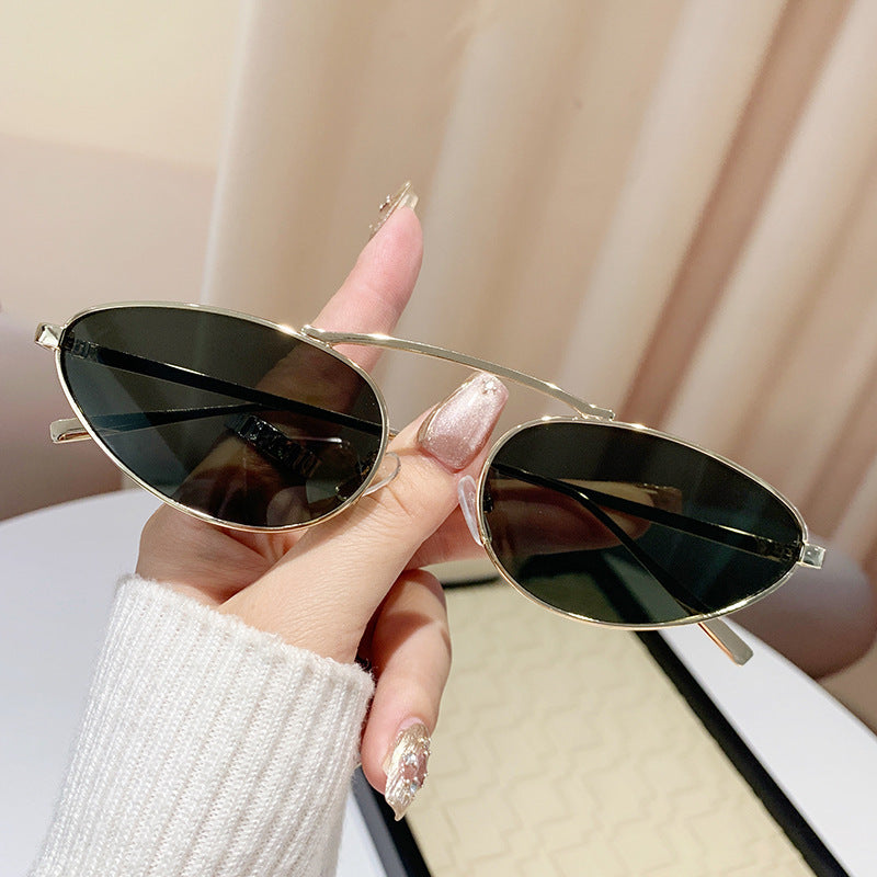 Ladies fashionable sunglasses in elegant oval design Bowlift