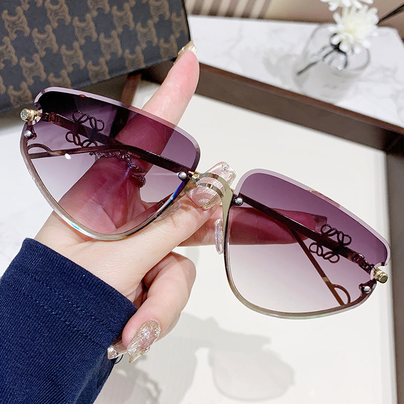 Ladies extravagant sunglasses with modern, geometric frame Bowlift
