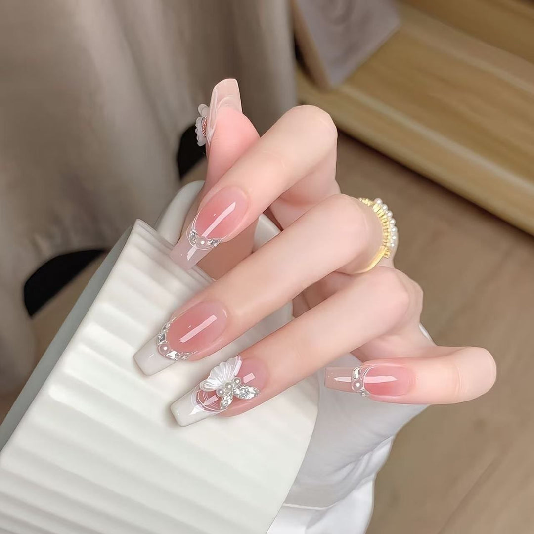 Glamorous nail art with pearls and glitter Bowlift