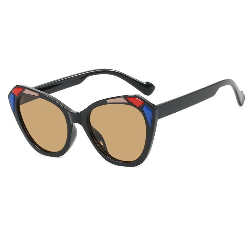 Ladies Cat Eye Sunglasses with Fashionable Details Bowlift