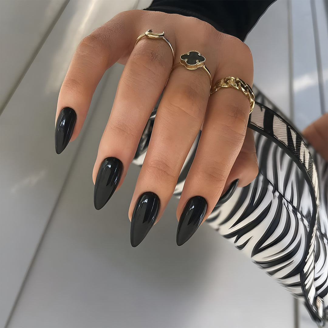Artificial nail set with stylish, pointed design Bowlift