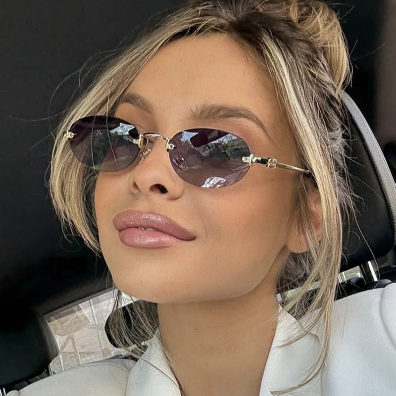 Women's fashion sunglasses with oval frame and elegant accents Bowlift