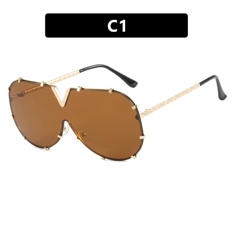 Women oversized goggles in futuristic design Bowlift