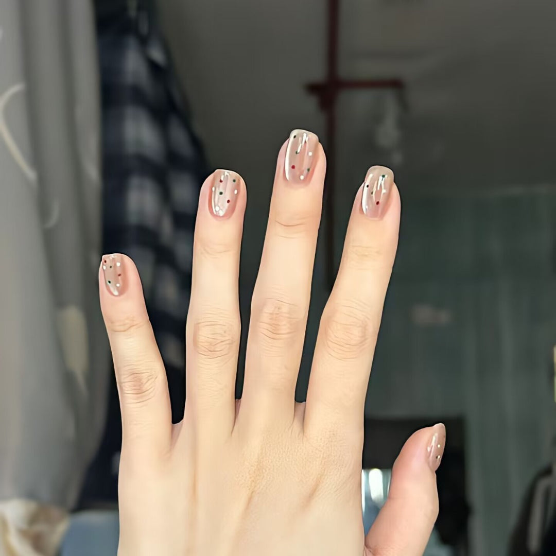 Trendy artificial nails with glitter effects Bowlift
