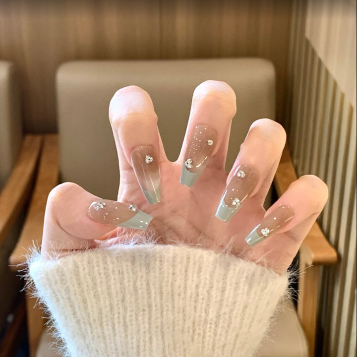 Artificial nails with glamorous crystal design Bowlift