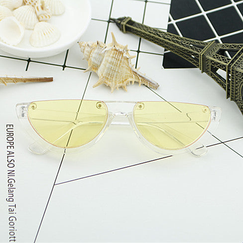 Women Cat-Eye Glasses with distinctive frame and mirrored lenses Bowlift