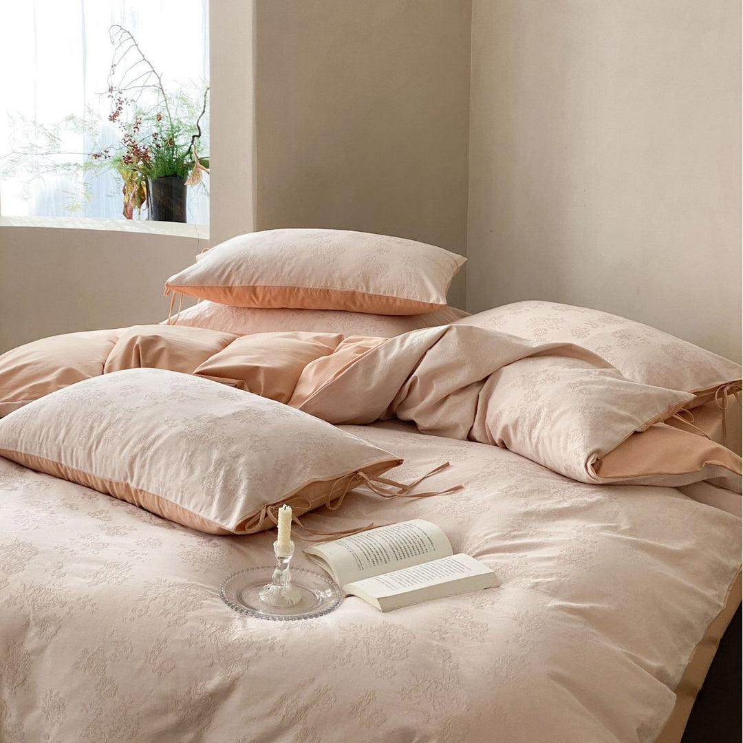 Finely woven cotton jacquard bedding set with decorative ties
