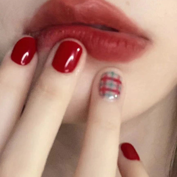 Artful nail extensions with an elegant leaf pattern Bowlift