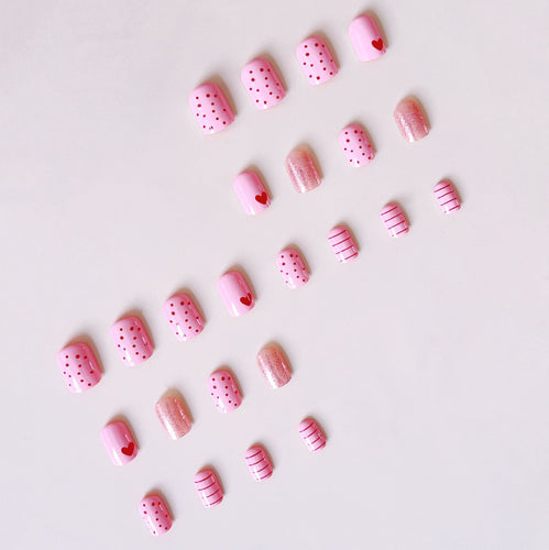 Artificial nail set with romantic heart motifs and sparkling accents Bowlift