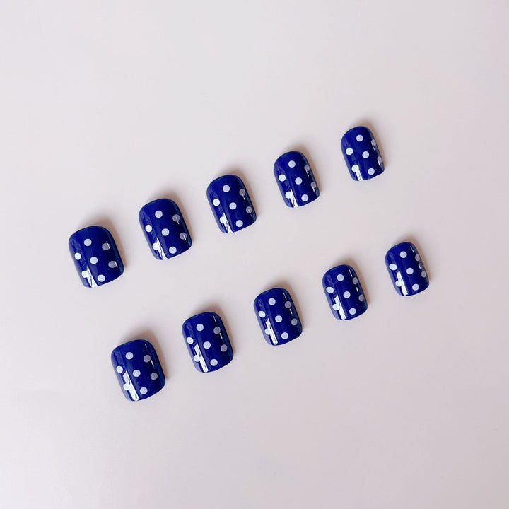 Nail set with stylish dots Bowlift