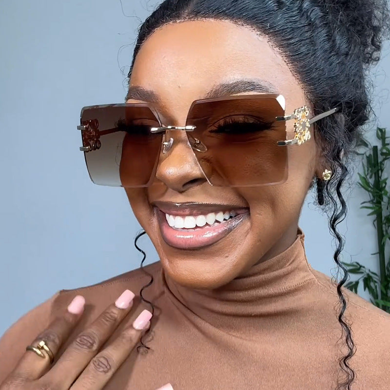 Women's fashionable sunglasses with exceptional design and golden accents Bowlift