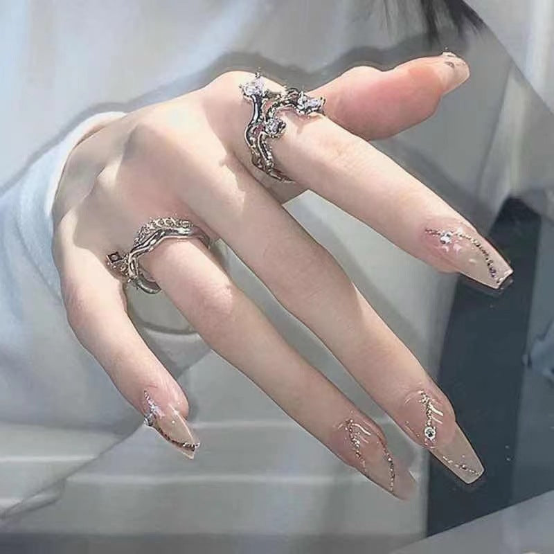 Glamorous artificial nails with delicate flower and glitter effects Bowlift