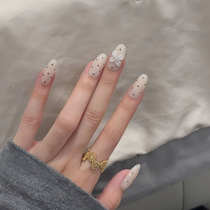 Artificial nail tips with floral and dotted accents Bowlift