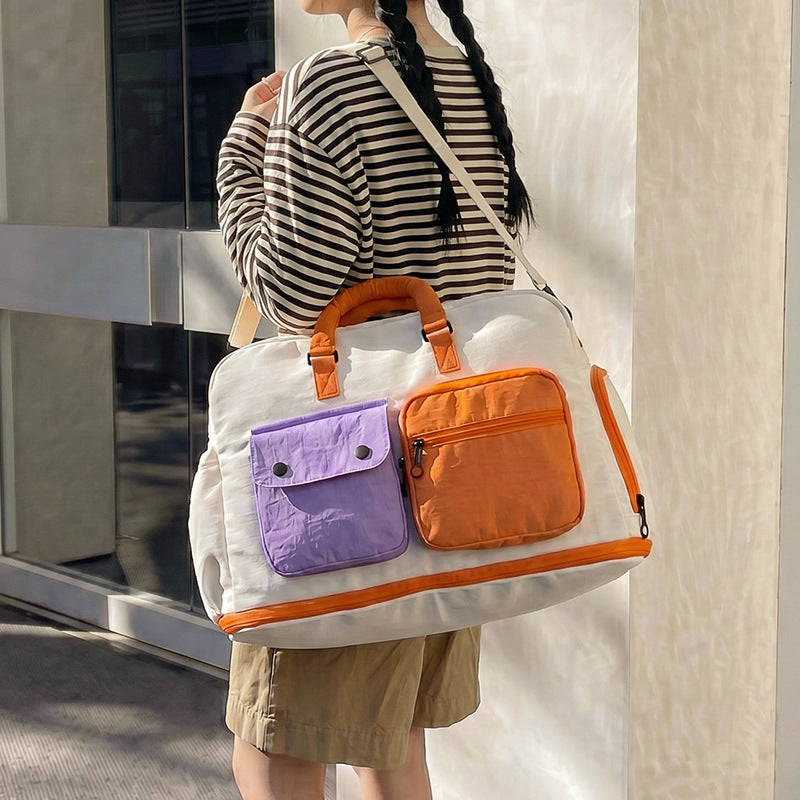 Sporty travel bag with multiple pockets and adjustable shoulder strap Bowlift