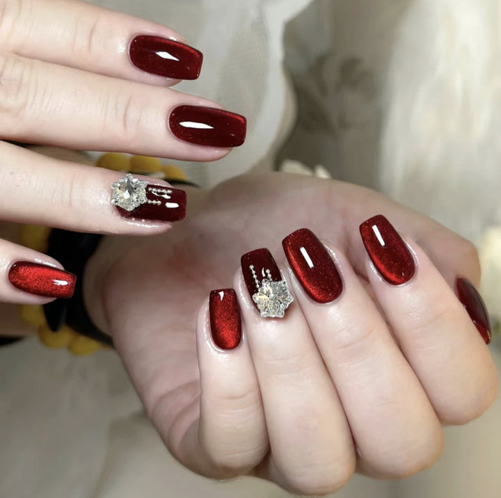 Artificial nail set with sparkling accents and glamorous design Bowlift