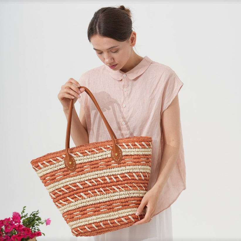 Beach bag made of braided natural material Bowlift