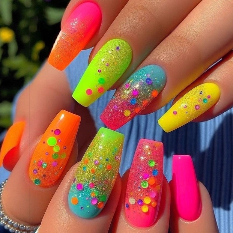 Elegant Artificial Nails with Detailed Gold Decorations Bowlift