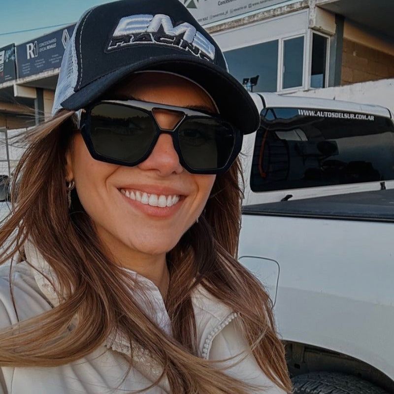 Women's fashionable sunglasses in contemporary design Bowlift