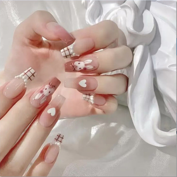 Glamorous nail art with pearls and glitter Bowlift