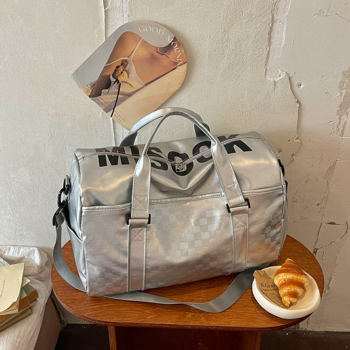 Sporty travel bag with water-repellent outer material and extensive interior organization Bowlift