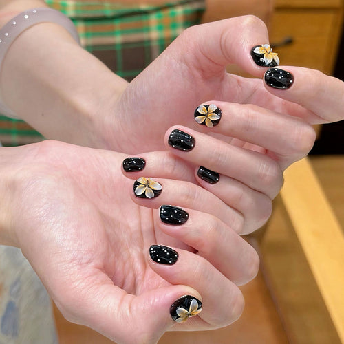 Artificial nails with floral accents and elegant shine Bowlift