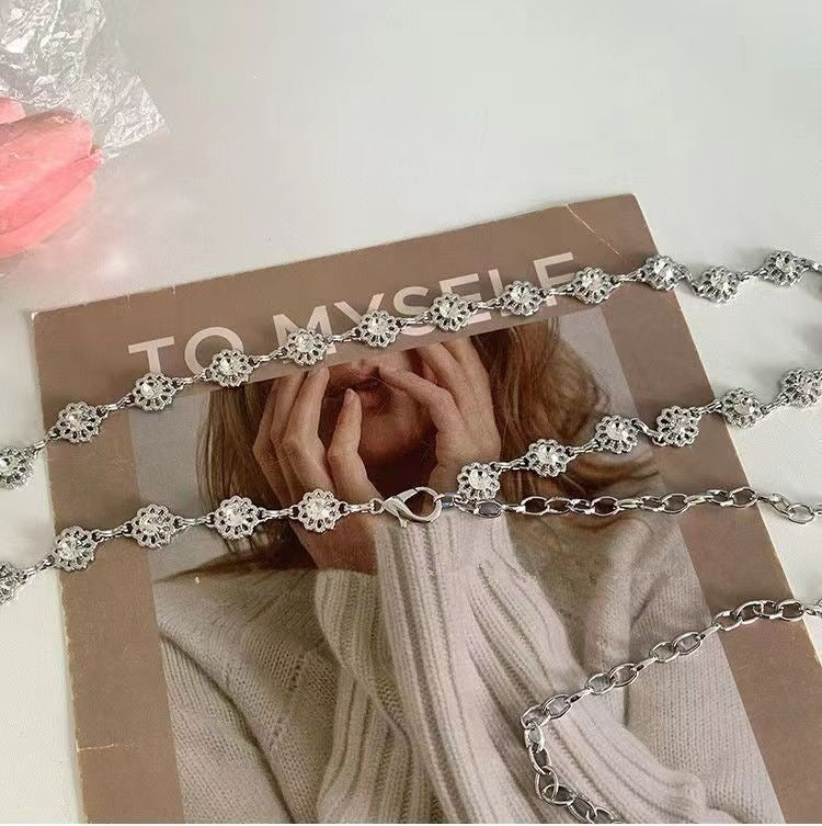 Elegant necklace with pearls and heart pendants Bowlift